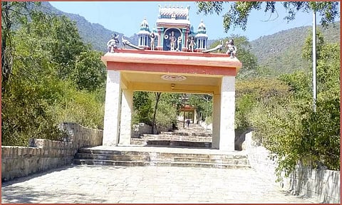 குறி சொன்னால் பலிக்கும் புளியமரத்து மேடை