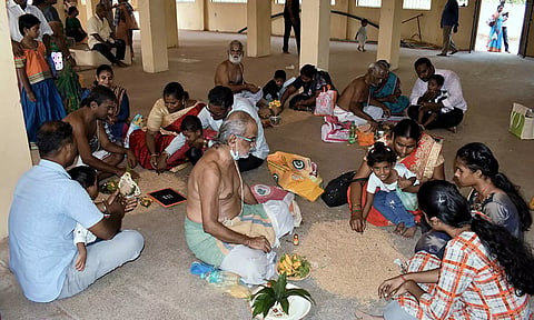 விஜயதசமியை முன்னிட்டு திருவந்திபுரம் ஹயக்ரீவர் கோவிலில் ஏடு படிக்கும் நிகழ்ச்சி