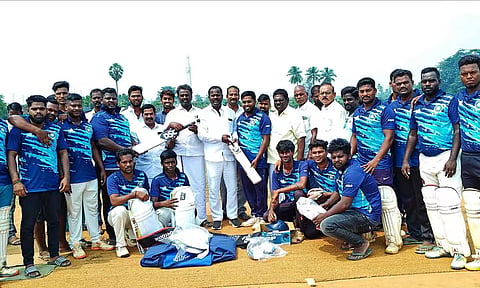கிரிக்கெட் விளையாட்டு வீரர்களுக்கு மாநில பொதுக்குழு உறுப்பினர் சன். சண்முகம் விளையாட்டு  உபகரணங்களை வழங்கிய காட்சி.&nbsp;