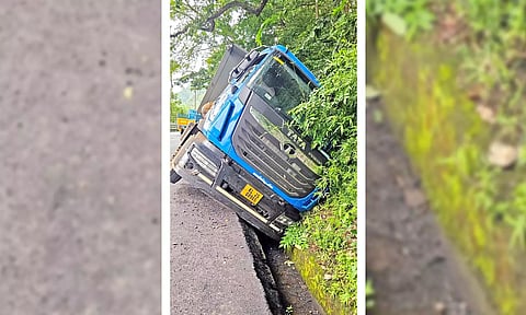 கனரக லாரி கவிழ்ந்து  நிற்பதை படத்தில் காணலாம்.