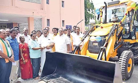 அரியாங்குப்பம் கொம்யூன் பஞ்சாயத்துக்கு புதிய பொக்லைன் எந்திரத்தை சபாநாயகர் ஏம்பலம் செல்வம் முன்னிலையில் செல்வகணபதி எம்.பி. வழங்கிய காட்சி.