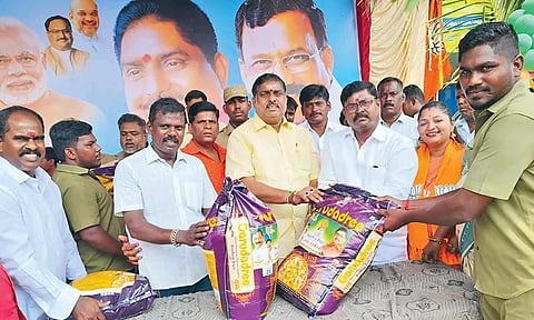புதிய பஸ் நிலைய ஆட்டோ டிரைவர்களுக்கு அமைச்சர் நமச்சிவாயம்  நலத்திட்ட உதவிகள் வழங்கிய காட்சி. அருகில் பா.ஜனதா பிரமுகர் பிரபுதாஸ் உள்ளார்.
