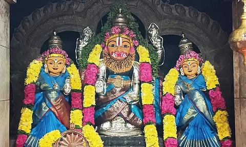 சாமி சிறப்பு அலங்காரத்தில் அருள்பாளித்த காட்சி.