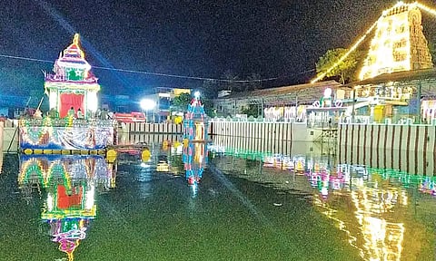 மின்னொளியில் ஜொலிக்கும் தெப்பக்குளம்.