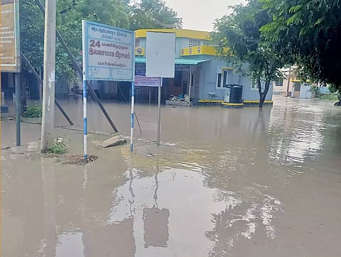 புதியம்புத்தூர் அரசு ஆரம்ப சுகாதார நிலையம் முன்பு மழை நீர் தேங்கி நிற்கும் காட்சி.
