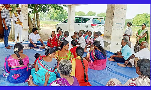 மைக்கேல் பட்டணம் சென்ற கலெக்டர் விஷ்ணு சந்திரன் பொதுமக்களை சந்தித்து கோரிக்கை மனு பெற்றார்.