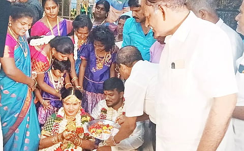 கர்ணமுருகன்- மீனா ஆகிேயாரது திருமணம் ராமநாதபுரம் வழிவிடு முருகன் கோவிலில் நடைபெற்றபோது எடுத்த படம்.