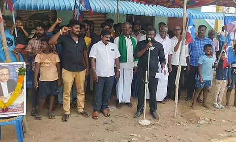  விடுதலை சிறுத்தையினர் போராட்டம் நடத்திய காட்சி.