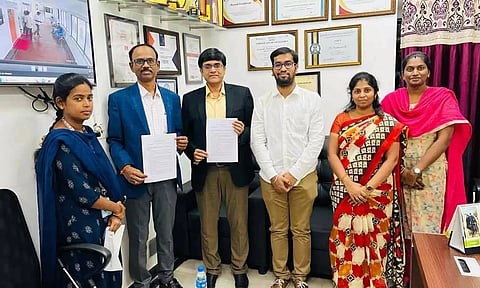 அலைடு ஹெல்த் சயின்ஸ் கல்லூரி மாணவர்களுக்கான வேலைவாய்ப்பு புரிந்துணர்வு ஒப்பந்தத்தில் கல்லூரி டீன் செந்தில்குமார் மற்றும் குவென்சு டெக்னோ நிறுவனத்தின்‌ தலைமை நிர்வாக அதிகாரி‌ ஆனந்த் ஆகியோர் கையெழுத்திட்டனர்.