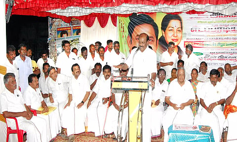 கூட்டத்தில் முன்னாள் அமைச்சர் நத்தம் விசுவநாதன் பேசிய காட்சி.