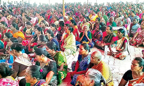 மேலூர் அருகே கிரானைட் குவாரிகளுக்கு எதிர்ப்பு தெரிவித்து 15 கிராம மக்கள் போராட்டம்