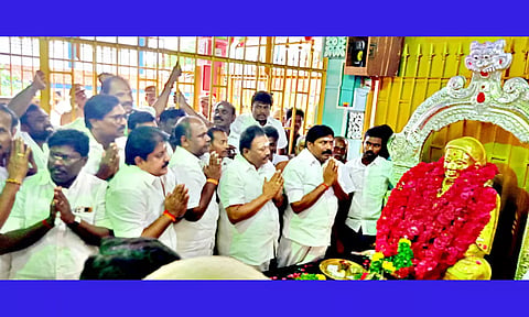 தங்க கவசம் அணிவிக்கப்பட்ட தேவர் சிலைக்கு முன்னாள் அமைச்சர்கள் திண்டுக்கல் சீனிவாசன், ஆர்.பி.உதயகுமார், மணிகண்டன் மரியாதை செலுத்தினர்.