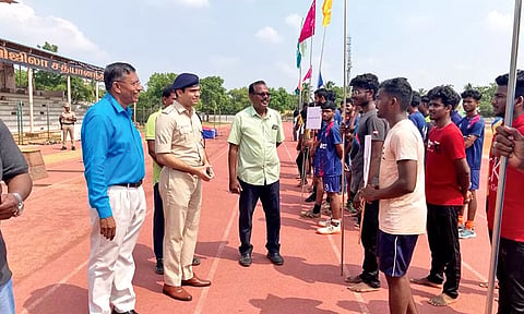 பாளை அண்ணா விளையாட்டு அரங்கில் மாவட்ட அளவிலான ஆக்கி போட்டி-துணை போலீஸ் கமிஷனர் தொடங்கி வைத்தார்