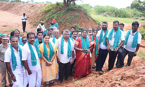 பனைவிதை நடும் விழாவில் கலந்து கொண்டவர்கள்.
