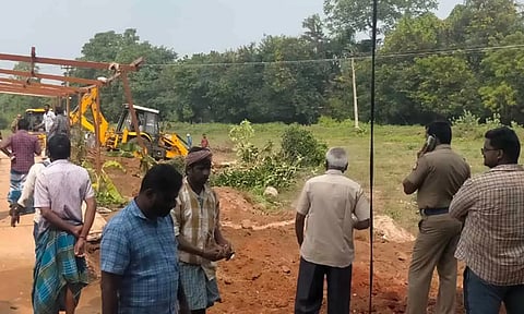 கோபிசெட்டிபாளையம் அருகே ஆக்கிரமித்து கட்டப்பட்ட 4 வீடுகள் இடித்து அகற்றம்
