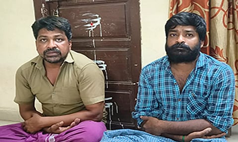 சாராயம் கடத்தியதாக கைது செய்யப்பட்டவர்களை படத்தில் காணலாம்.