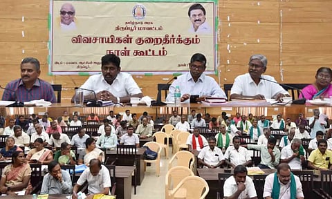 கலெக்டர் கிறிஸ்துராஜ் தலைமையில் விவசாயிகள் குறைதீர்க்கும் நாள் கூட்டம் நடைபெற்ற காட்சி.&nbsp;