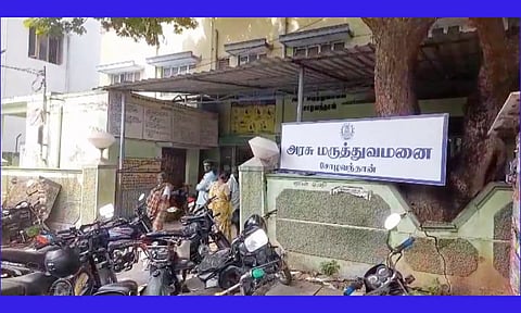 இடிந்து விழும் நிலையில் உள்ள அரசு மருத்துவமனை சுற்றுச்சுவர்.