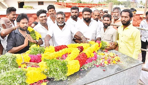 காளையார்கோவிலில் உள்ள மருது சகோதரர்கள் நினைவிடத்தில் முன்னாள் எம்.எல்.ஏ. கருணாஸ்  மரியாதை செலுத்தினார்.
