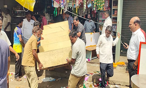 கடலூர் திருப்பாதிரிப்புலியூர் பஸ் நிலையத்தில் நடைபாதை ஆக்கிரமிப்புகளை மாநகராட்சி ஊழியர்கள் அகற்றினர்.&nbsp;
