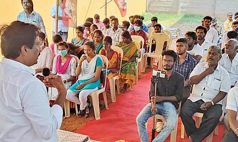 வில்லியனூர் தொகுதியில் இளைஞர் மற்றும் இளம் பெண்கள் பாசறைக்கு  செயலாளர்கள் தேர்வு செய்யும் நிகழ்ச்சியில் மாநில செயலாளர் அன்பழகன் பேசிய காட்சி.