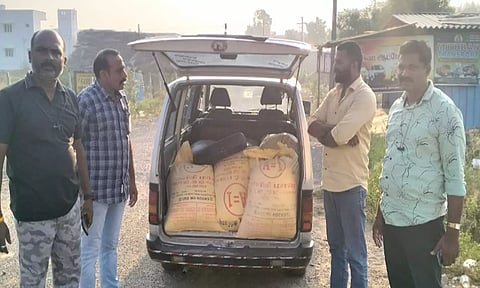 கடத்தி வரப்பட்ட ரேஷன் அரிசி மூட்டைகளை குடிமைப்பொருள் வழங்கல் குற்றப்புலனாய்வு அதிகாரிகள் பறிமுதல் செய்த காட்சி.