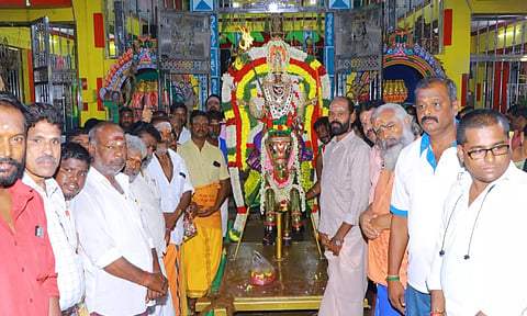 சிறப்பு பூஜையில் கலந்து கொண்டவர்கள்.