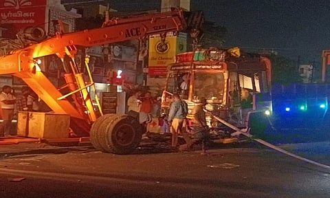 சிக்னலில் சிக்கிய லாரியை கிரேன் மூலம்  மீட்ட காட்சி.