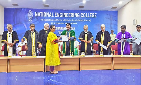 விழாவில் மாணவி ஒருவருக்கு பட்டம் வழங்கிய போது எடுத்த படம்.&nbsp;&nbsp;