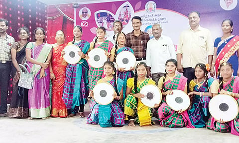கலை திருவிழாவில் பங்கேற்று நடனமாடிய மாணவிகள்.
