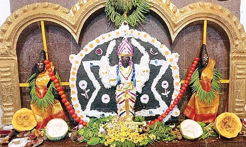 சிறப்பு அலங்காரத்தில் பக்தர்களுக்கு அருள்பாலித்த சிவேந்திரர்.
