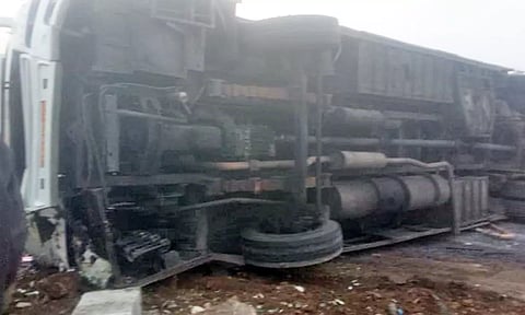 தருமபுரி அருகே பேரிகார்டு மீது மோதி ஆம்னி பஸ் கவிழ்ந்து விபத்து