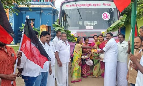 பொம்மிடி அருகே முதன்முறையாக  10 மலைவாழ் மக்கள் கிராமத்திற்கு புதிய வழித்தடத்தில் பஸ்கள் இயக்கம்