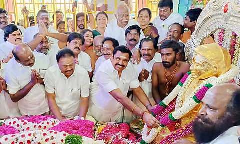 அ.தி.மு.க. சார்பில்  பசும்பொன் தேவர் நினைவிடத்தில் எடப்பாடி பழனிசாமி மரியாதை