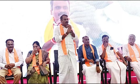 மத்திய இணை அமைச்சர் எல்.முருகன் நிருபர்களுக்கு பேட்டி அளித்த காட்சி.&nbsp;