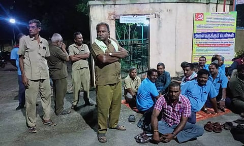 நள்ளிரவில் பெருந்துறை பணிமனை முன்பு போராட்டத்தில் ஈடுபட்ட போக்குவரத்து கழக ஊழியர்களை படத்தில் காணலாம்.