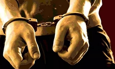 டியூஷனிற்கு வந்த மாணவிகளை திருமணம் செய்துகொள்ள கட்டாயப்படுத்திய பள்ளி ஆசிரியர்- போக்சோவில் கைது