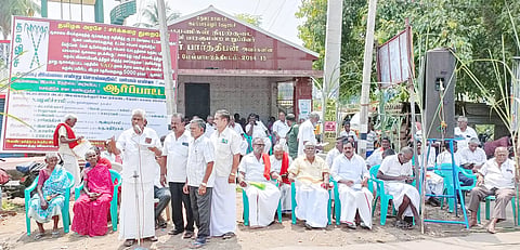போராட்டத்தில் ஈடுபட்ட கரும்பு விவசாயிகள்.
