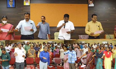 கலெக்டர் தலைமையில் ஊழல் தடுப்பு விழிப்புணர்வு உறுதிமொழி எடுத்துக்கொண்ட காட்சி.&nbsp;