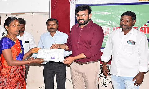 பயனாளிக்கு வீட்டு மனை பட்டாவிற்கான ஆணையை கலெக்டர் அருண் தம்புராஜ் வழங்கிய போது எடுத்த படம்.&nbsp;