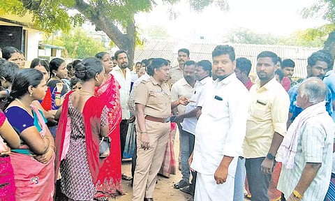 போராட்டக்காரர்களிடம் பேச்சுவார்த்தை நடத்திய போலீசார்.