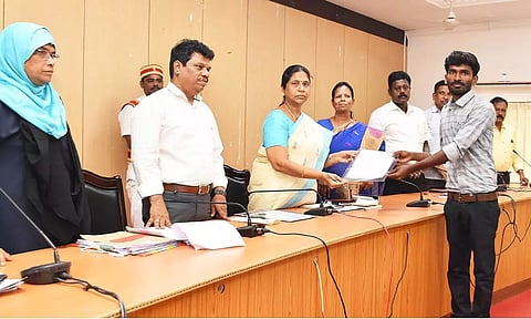 குறைதீர்க்கும் நாள் கூட்டத்தில் , தருமபுரி மாவட்ட ஊரக வளர்ச்சி மற்றும் ஊராட்சி அலகிற்கு ஒதுக்கீடு செய்யப்பட்ட 3 தட்டச்சர்களுக்கு பணி நியமன ஆணைகளை கலெக்டர்  சாந்தி  வழங்கிய காட்சி.