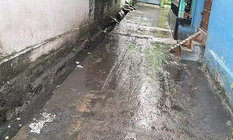 கழிவுநீர் சாலையில் ஓடிய காட்சி.