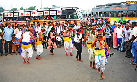 கல்லூரி மாணவ-மாணவிகள் நடத்திய விழிப்புணர்வு கலைநிகழ்ச்சி.