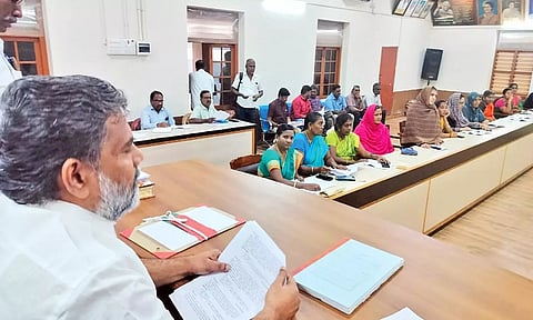 கூட்டத்தில் நகர்மன்ற தலைவர் மூப்பன் ஹபீபுர் ரஹ்மான் பேசிய போது எடுத்த படம்.&nbsp;
