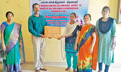 போட்டிகளில் வெற்றி பெற்றவர்களுக்கு பரிசுகள் வழங்கப்பட்டது.