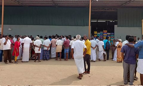 விவசாயிகள் ஒன்று திரண்டு பால்பண்ணையை முற்றுகையிட்டபோது எடுத்த படம்.