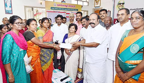 பயனாளிகளுக்கு நலத்திட்ட உதவிகளை அமைச்சர் பெரியகருப்பன் வழங்கினார். அருகில் கலெக்டர் ஆஷா அஜித், ஒன்றிய தலைவர் சொர்ணம் அசோகன்,  மாவட்ட ஊராட்சி துணைத்தலைவர்  சரஸ்வதி, உதவி இயக்குநர் (ஊராட்சிகள்) குமார் மற்றும் பலர் உள்ளனர்.
