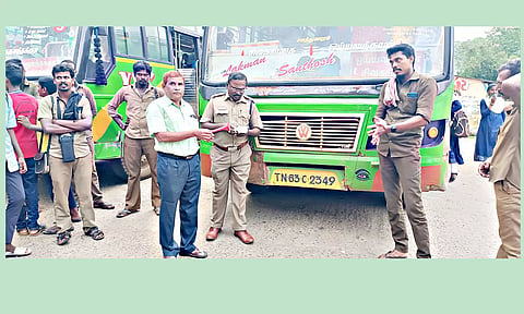 போக்குவரத்து அதிகாரிகள் பஸ்களை ஆய்வு செய்தபோது எடுத்த படம்.