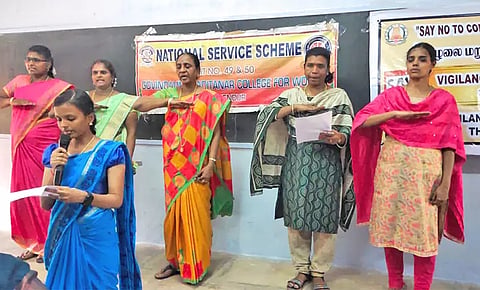 திருச்செந்தூர் கோவிந்தம்மாள் ஆதித்தனார் மகளிர் கல்லூரி நாட்டு நல பணித்திட்ட அணி சார்பில் ஊழல் விழிப்புணர்வு உறுதிமொழி எடுத்த போது எடுத்த படம்.